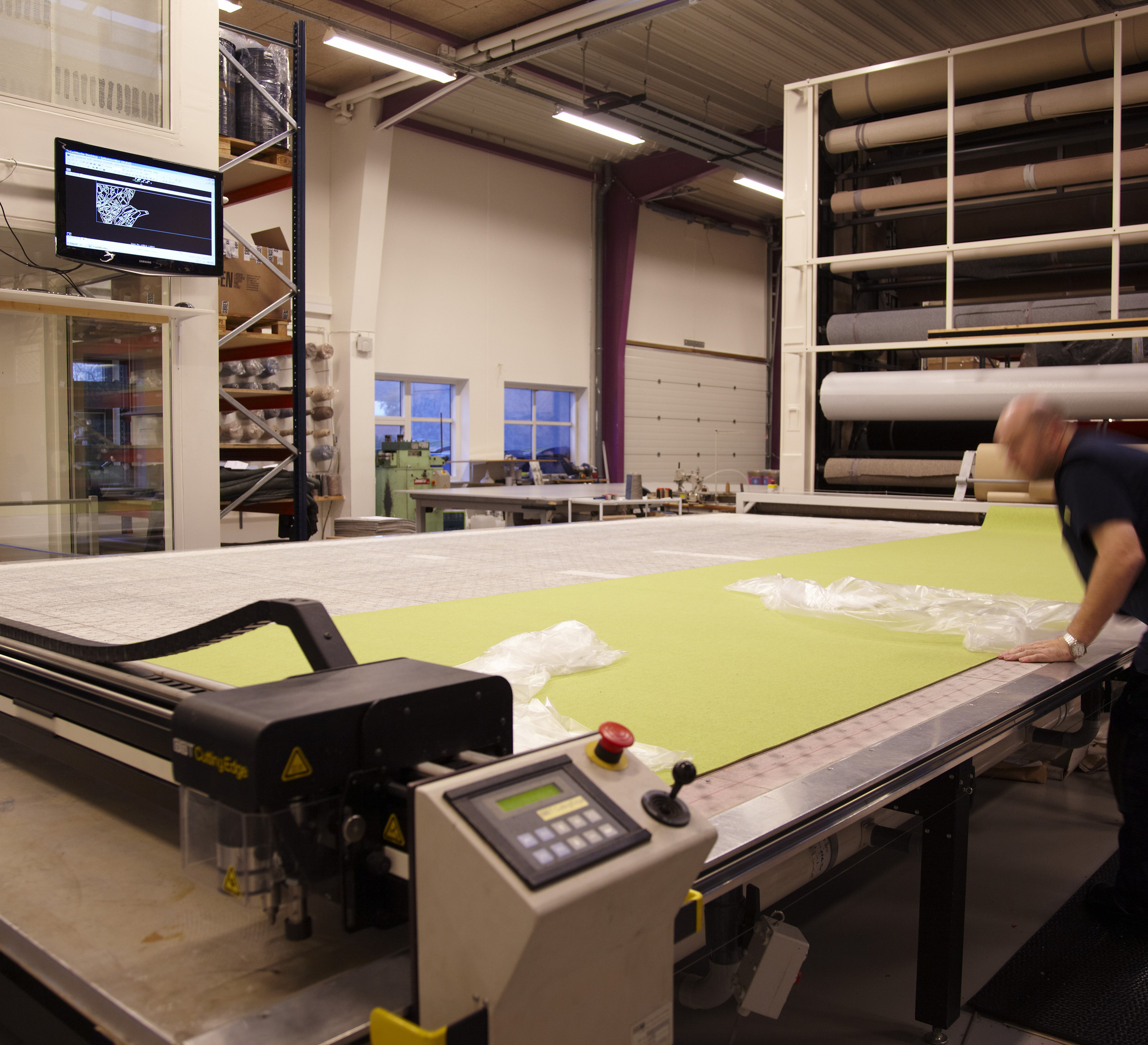 montering af udsmykning med grøn filt på elevatortårn hos Tryg filt (18)